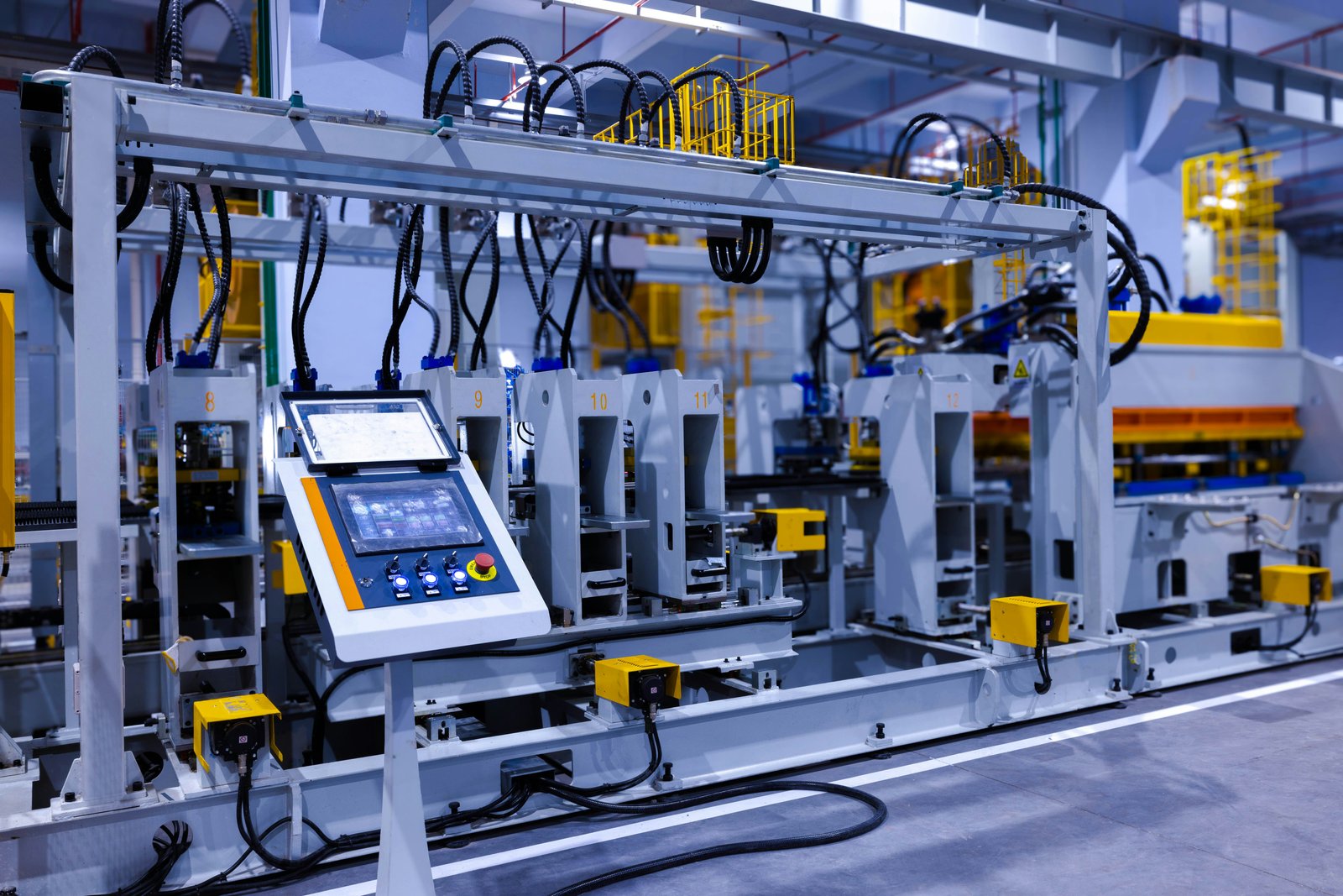Panel y controles de automatización industrial.