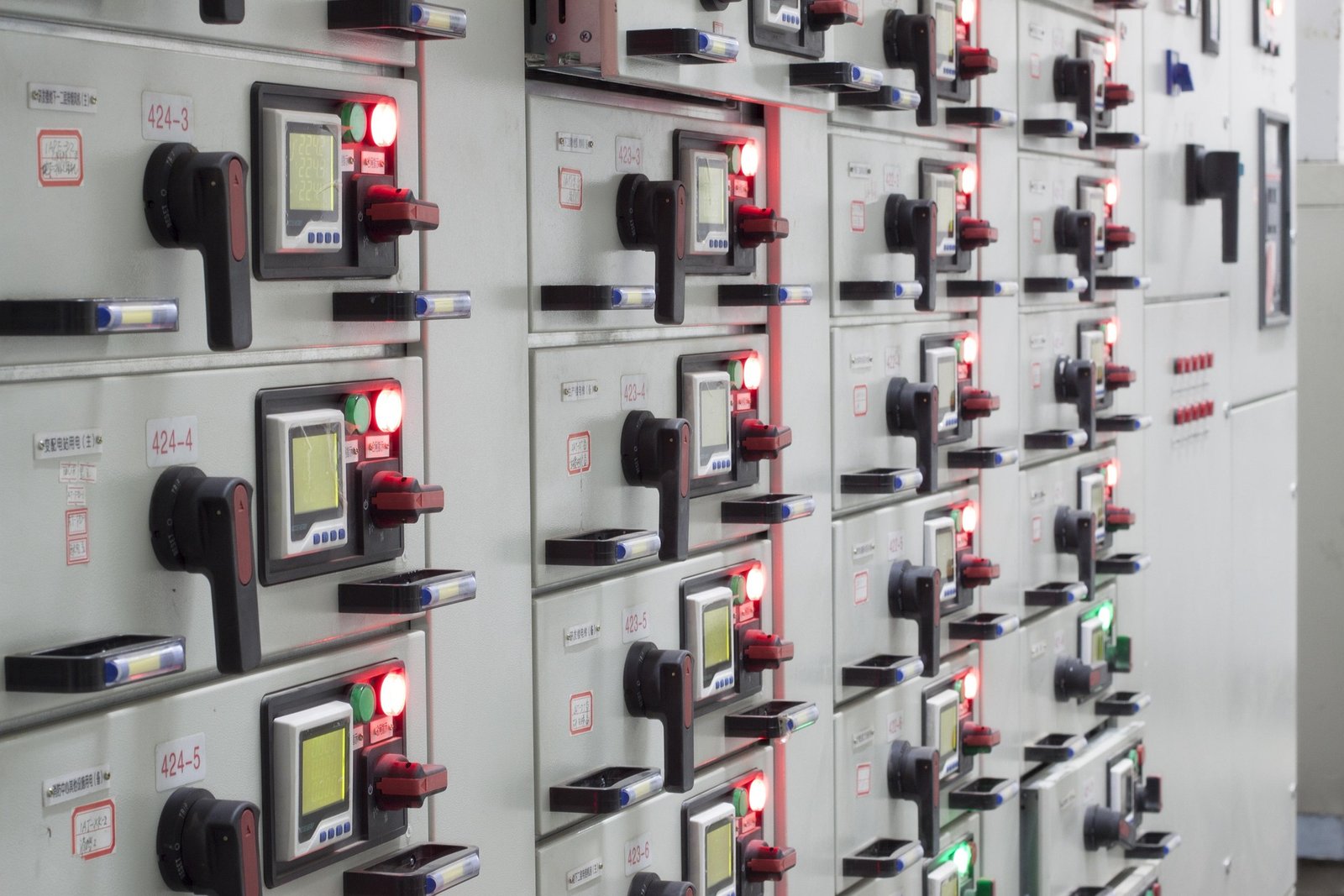 Equipo eléctrico de una subestación industrial.